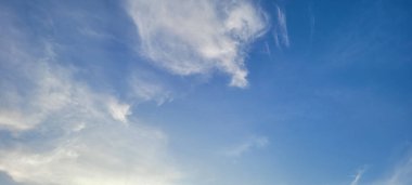 Brezilya 'da öğleden sonra koyu bulutlu renkli gökyüzü görüntüsü