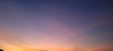 Brezilya 'da öğleden sonra koyu bulutlu renkli gökyüzü görüntüsü