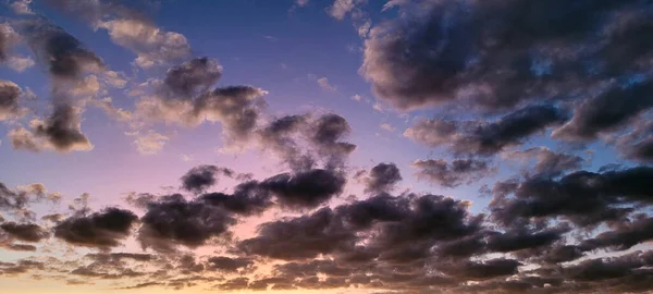 Brezilya 'da öğleden sonra koyu bulutlu renkli gökyüzü görüntüsü