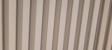 rustik ahşap arka plan açık renk ve koyu damarlar panel olarak kullanılıyor