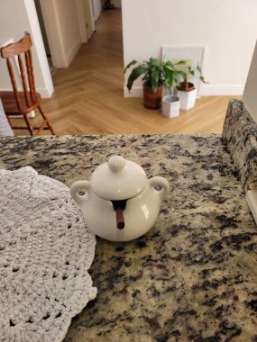 Kahve ve yiyecekli kahvaltı masası.