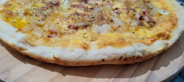 Kahve ve yiyecekli kahvaltı masası.