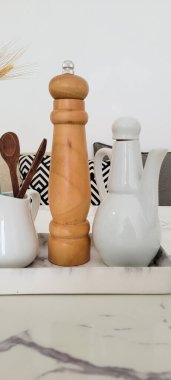 Kahve ve yiyecekli kahvaltı masası.