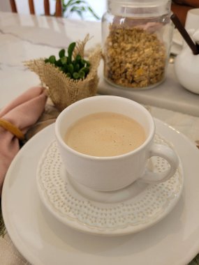 Kahve ve yiyecekli kahvaltı masası.