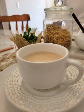 Kahve ve yiyecekli kahvaltı masası.