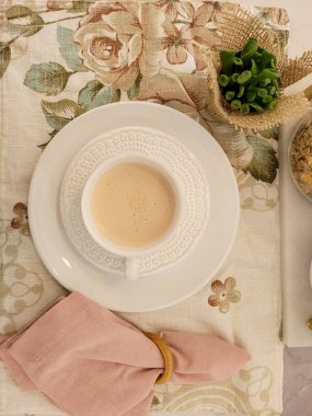 Kahve ve yiyecekli kahvaltı masası.