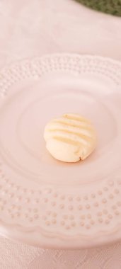 Kahve ve yiyecekli kahvaltı masası.