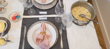 Akşam yemeğinde ev yapımı yemeğin gastronomik görüntüsü