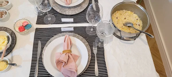 Akşam yemeğinde ev yapımı yemeğin gastronomik görüntüsü