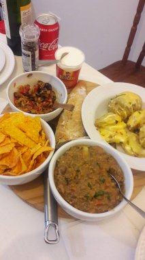 Akşam yemeğinde ev yapımı yemeğin gastronomik görüntüsü