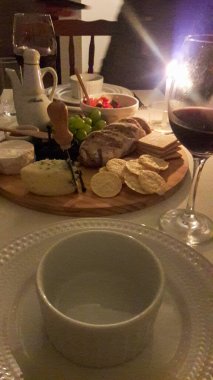 Akşam yemeğinde ev yapımı yemeğin gastronomik görüntüsü