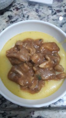 Akşam yemeğinde ev yapımı yemeğin gastronomik görüntüsü