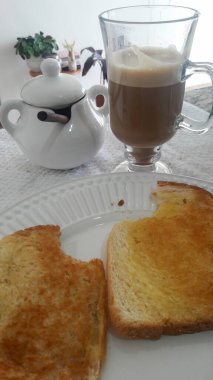 Akşam yemeğinde ev yapımı yemeğin gastronomik görüntüsü