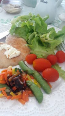 Akşam yemeğinde ev yapımı yemeğin gastronomik görüntüsü