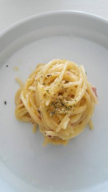 Akşam yemeğinde ev yapımı yemeğin gastronomik görüntüsü