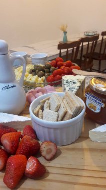 Akşam yemeğinde ev yapımı yemeğin gastronomik görüntüsü