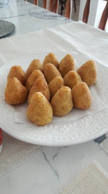 Akşam yemeğinde ev yapımı yemeğin gastronomik görüntüsü