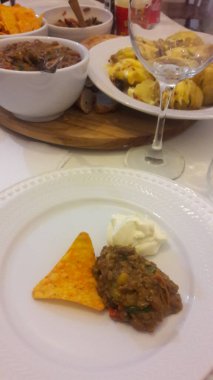 Akşam yemeğinde ev yapımı yemeğin gastronomik görüntüsü