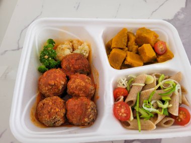 Akşam yemeğinde ev yapımı yemeğin gastronomik görüntüsü