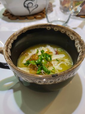 Akşam yemeğinde ev yapımı yemeğin gastronomik görüntüsü