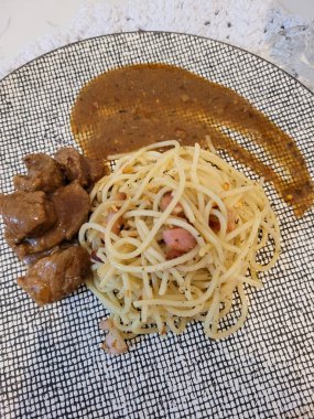 Akşam yemeğinde ev yapımı yemeğin gastronomik görüntüsü