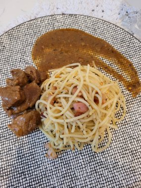 Akşam yemeğinde ev yapımı yemeğin gastronomik görüntüsü