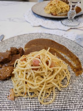 Akşam yemeğinde ev yapımı yemeğin gastronomik görüntüsü