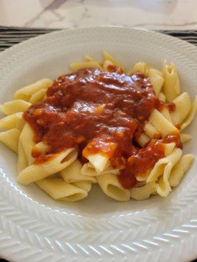 Akşam yemeğinde ev yapımı yemeğin gastronomik görüntüsü