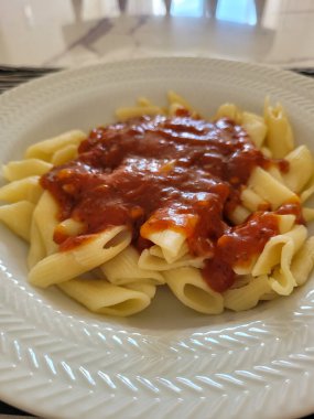 Akşam yemeğinde ev yapımı yemeğin gastronomik görüntüsü