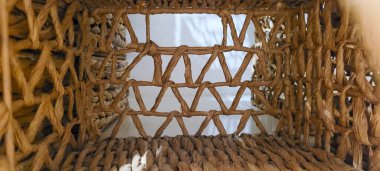 Dekorasyon nesnesine dönüştürülmüş saman örgüsünün el işi