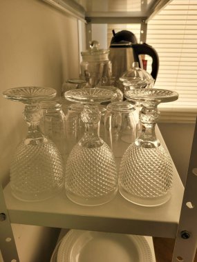 Mimari olarak dekore edilmiş güzel bir ev odası.