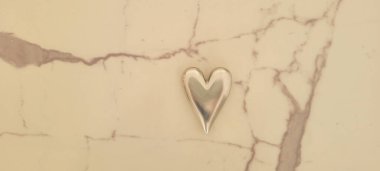 mermer ve yaprak ile parlayan demir kalbin romantik arka planı