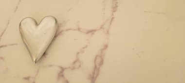 mermer ve yaprak ile parlayan demir kalbin romantik arka planı