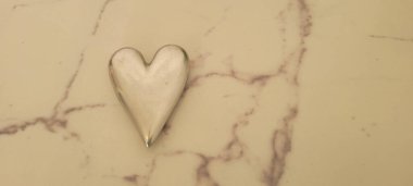 mermer ve yaprak ile parlayan demir kalbin romantik arka planı