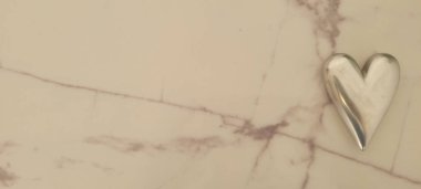 mermer ve yaprak ile parlayan demir kalbin romantik arka planı