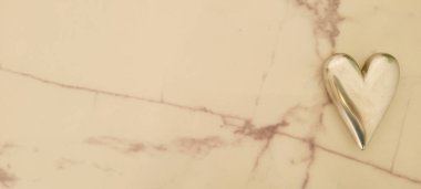 mermer ve yaprak ile parlayan demir kalbin romantik arka planı