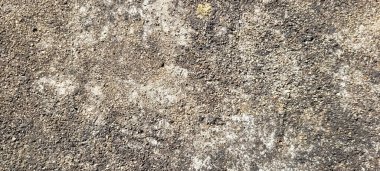 asfalt çimento ve yanmış taşların rustik dokusuna sahip koyu arkaplan