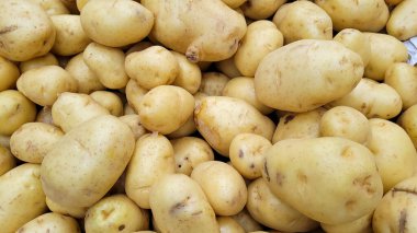 Brezilya 'nın iç kesimlerindeki süpermarketlerde satılık İngiliz patatesleri.