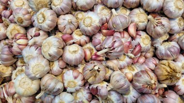 Brezilya 'nın iç kesimlerindeki bir pazarda satılığa çıkarılmış sarımsak görüntüsü