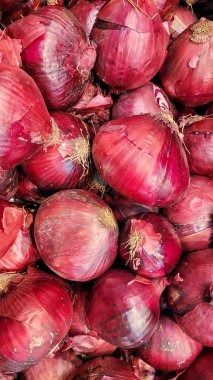 Brezilya 'da bir süpermarkette satılık kırmızı soğan resmi