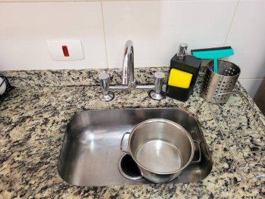 Bulaşık ve tavalarla yıkamak için resim