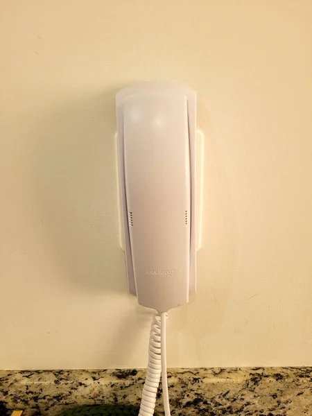 Witte Appartement Receptie Telefoon Geplakt Muur Die Kan Worden Gebruikt — Stockfoto