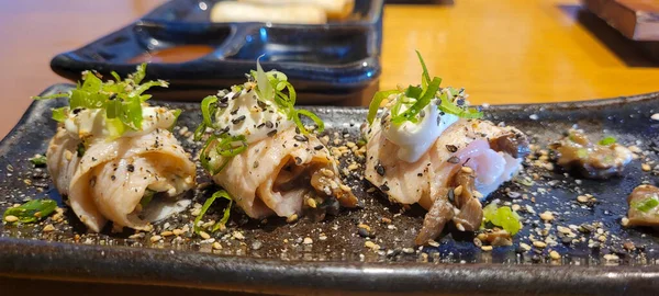 Mâncare Japoneză Într Restaurant Oriental Masă Din Lemn Fundal Deschis — Fotografie, imagine de stoc