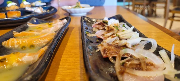 Mâncare Japoneză Într Restaurant Oriental Masă Din Lemn Fundal Deschis — Fotografie, imagine de stoc