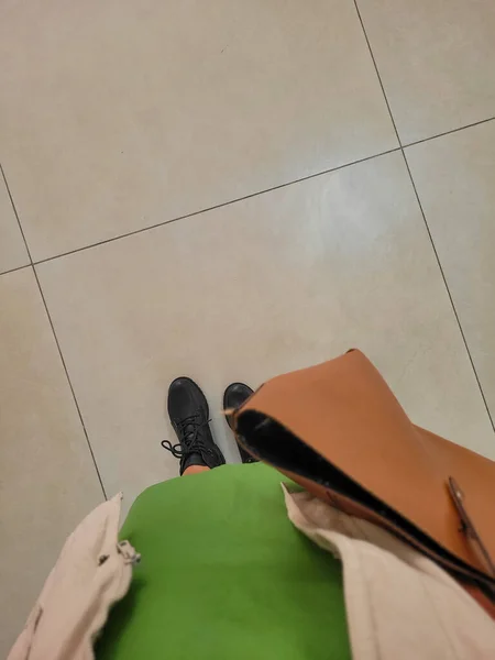 Model Walking Street Green Dress Leather Bag Her Way Work — Stockfoto