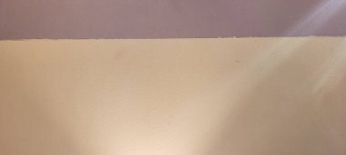 Soyut gri yanmış çimento döşeme desenli koyu renk arka plan panel üzerinde