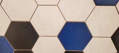 Duvardaki koyu renkli tuğlaların arka planı, pembe mavi, siyah.