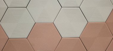 Duvardaki koyu renkli tuğlaların arka planı, pembe mavi, siyah.