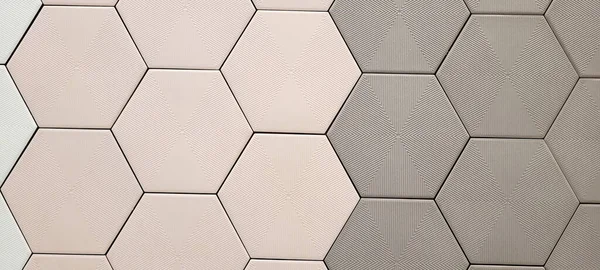 Duvardaki koyu renkli tuğlaların arka planı, pembe mavi, siyah.