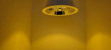 sarı stüdyo ışıklandırma arka planı koyu gölge ve sıcak renklerle